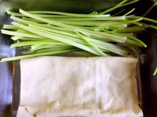 1、凉拌香芹干豆腐………凉拌菜夏季伴侣,准备好香芹、干豆腐
