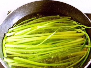 2、凉拌香芹干豆腐………凉拌菜夏季伴侣,水开放入一勺食用油（这样芹菜焯水后颜色会很漂亮）放入香芹焯水