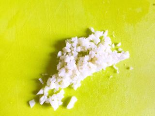 7、凉拌香芹干豆腐………凉拌菜夏季伴侣,切成蒜末