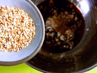 14、凉拌香芹干豆腐………凉拌菜夏季伴侣,倒入白芝麻（熟的）