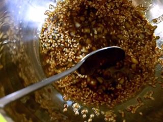 15、凉拌香芹干豆腐………凉拌菜夏季伴侣,拌匀调料（喜欢辣椒的放一勺辣椒油更美味）