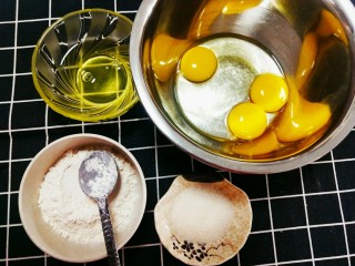 1、蛋黄饼干,准备好食材