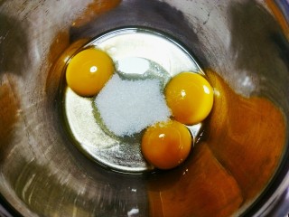 2、蛋黄饼干,蛋黄中加入白砂糖，手动打发均匀