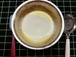 3、蛋黄饼干,分两次筛入低粉，第一次筛入低粉