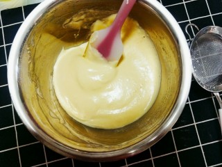 4、蛋黄饼干,搅拌均匀