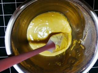 6、蛋黄饼干,搅拌均匀