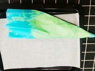 7、蛋黄饼干,倒入裱花带中