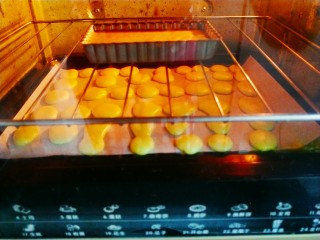 10、蛋黄饼干,放入烤箱，上下层190度，烤15分钟