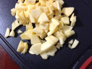 2、苹果披萨,去皮切小块