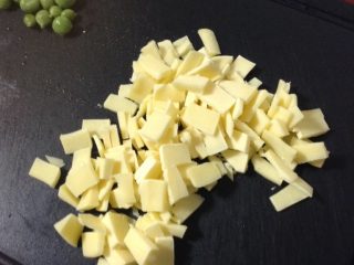 3、苹果披萨,奶酪切丝