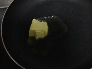 4、苹果披萨,锅内放黄油