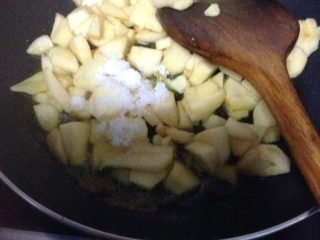 5、苹果披萨,黄油融化后放入苹果、白糖小火炒至汁收干