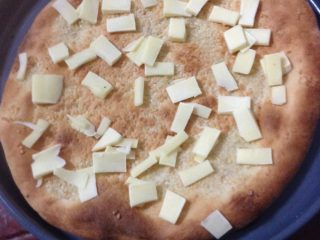 6、苹果披萨,派皮先铺一层奶酪