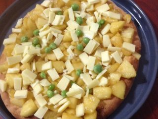 7、苹果披萨,再铺上炒好的苹果、奶酪、青豆