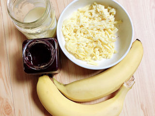 6、蓝莓芝士迷你披萨,准备好所有制作食材。香蕉、蓝莓酱、芝士碎、沙拉酱。