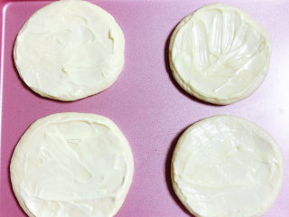 10、蓝莓芝士迷你披萨,在披萨饼底上抹上一层沙拉酱。