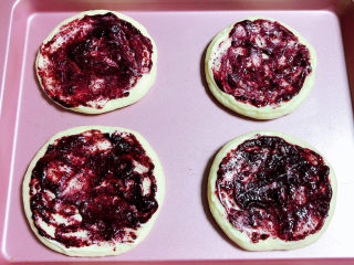 11、蓝莓芝士迷你披萨,再抹上一层蓝莓酱。