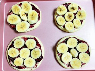 12、蓝莓芝士迷你披萨,摆上一层香蕉片。