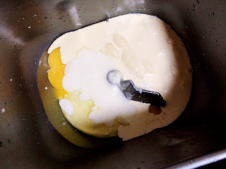 1、菠萝披萨,首先我们先和面。牛奶、鸡蛋、酸奶、淡奶油、酵母、糖、盐放入面包机中。