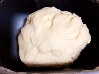 3、菠萝披萨,大约15分钟，面揉好了。