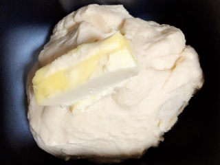 4、菠萝披萨,加入黄油，再揉20分钟。