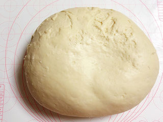 7、菠萝披萨,将面团排气，揉光滑。