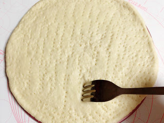 8、菠萝披萨,擀成圆形面饼，用叉子扎一些洞眼。