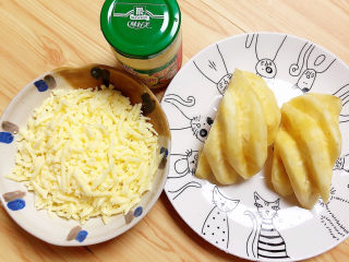 9、菠萝披萨,准备好凤梨、芝士碎、沙拉酱。