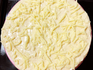 11、菠萝披萨,再撒上一层芝士碎。