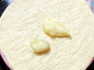 10、菠萝披萨,在披萨饼底上抹上一层沙拉酱。