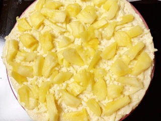 12、菠萝披萨,再铺上一层凤梨块儿。