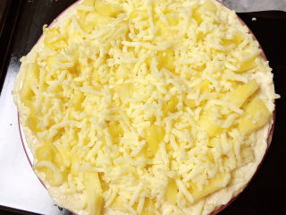 13、菠萝披萨,顶部再撒上一层芝士碎。