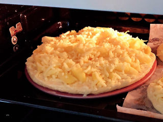 14、菠萝披萨,提前预热好烤箱，180度预热10分钟。将烤盘放入烤箱中，180度烤20分钟。