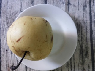 1、创意水果沙拉,先准备一个梨