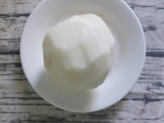 2、创意水果沙拉,去皮洗净