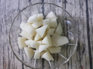 3、创意水果沙拉,切小块