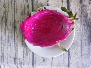 4、创意水果沙拉,把中间的果肉挖出去了，留下外皮