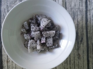 5、创意水果沙拉,把果肉切成小块