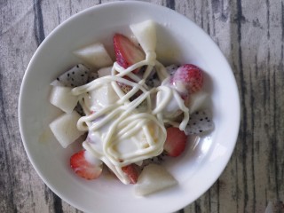 13、创意水果沙拉,挤到上面