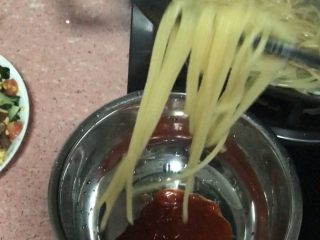 4、番茄酱芝士意大利面,在煮面条的时候把披萨酱(没有披萨酱的可以用番茄酱代替)放入一个大的容器里面,然后在面条关火后直接把面条捞出放入装有番茄酱的容器里面。