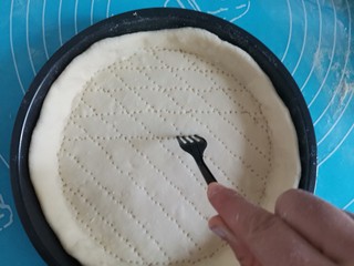 6、奶香红薯披萨,用叉子扎孔排气