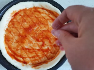 7、奶香红薯披萨,刷上一层番茄酱，撒上适量白砂糖