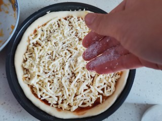 10、奶香红薯披萨,再撒上一层芝士碎，撒上适量白砂糖