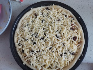 13、奶香红薯披萨,最后再撒上芝士碎，稍微漏出点葡萄干，烤出来的成品更好看