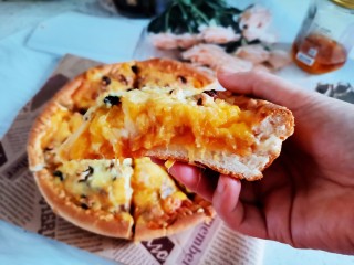 15、奶香红薯披萨,烤好取出来，切块即可