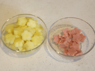 1、菠萝披萨,把饼坯原料混合和成面团并发酵1小时，这个过程中把菠萝和火腿切成片，并用小模具压成自己喜欢的花形