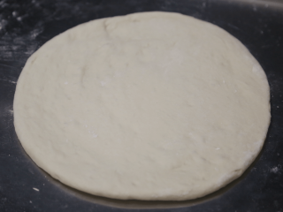 2、菠萝披萨,面团发好后擀成8寸圆模大小的饼坯