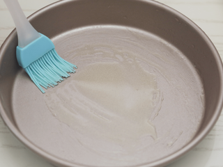 3、菠萝披萨,在烤盘上刷一层橄榄油