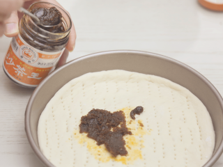 5、菠萝披萨,往饼坯上均匀涂抹一层皇牌沙茶王