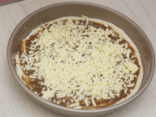 7、菠萝披萨,撒上一层芝士